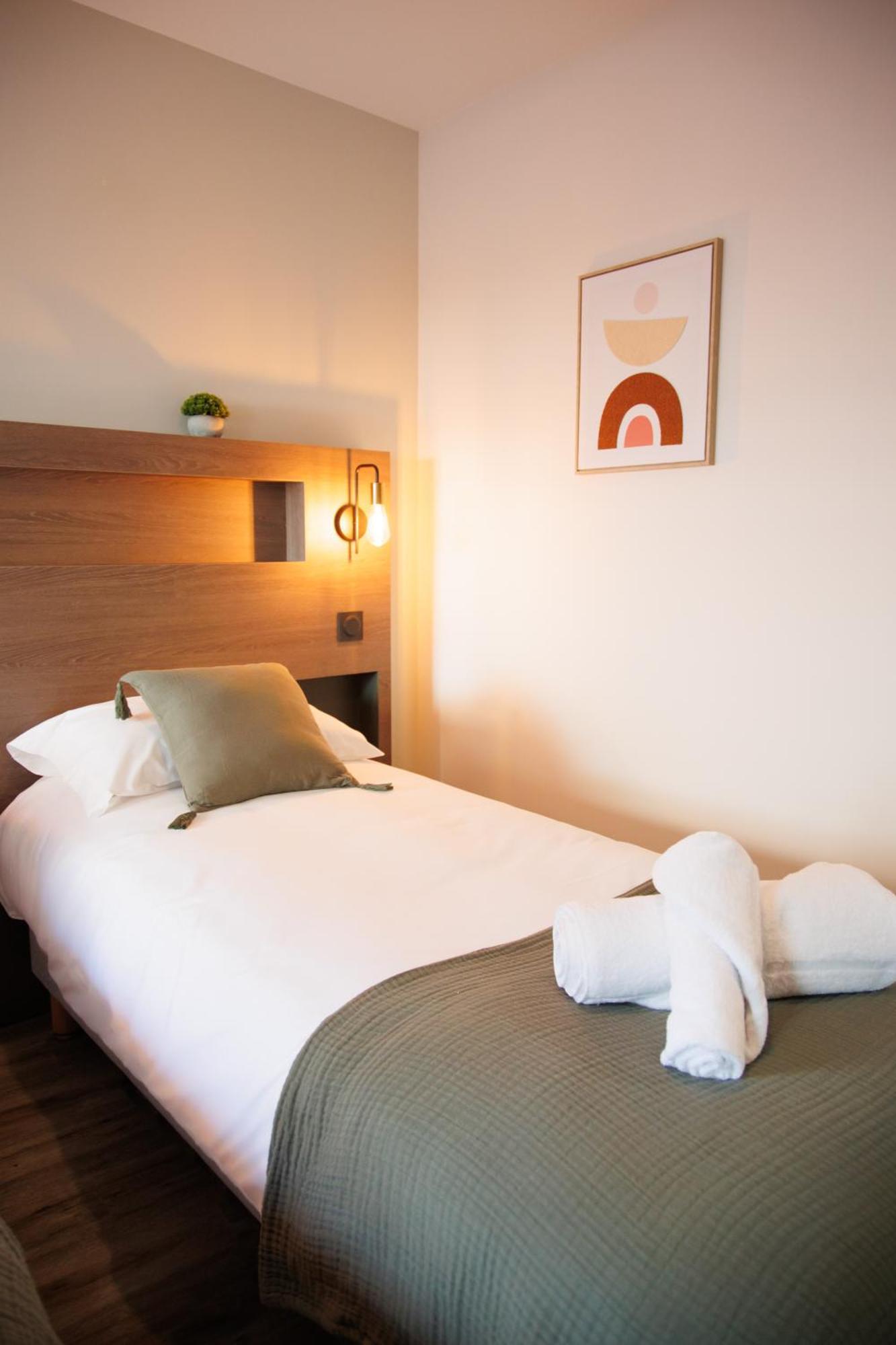 Appart'Hotel Le Corot - Acces Autonome - Saint-Junien Centre Екстер'єр фото