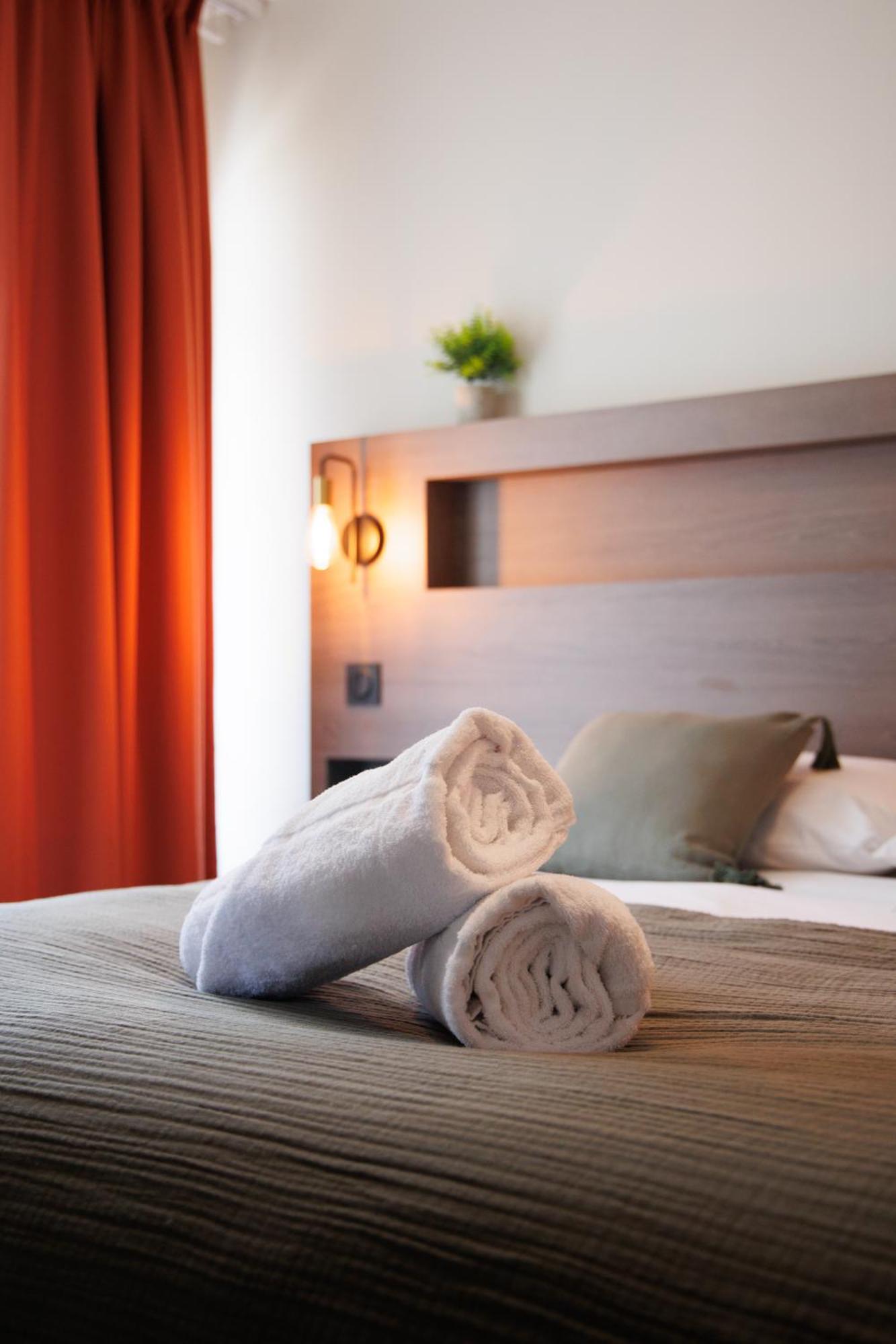 Appart'Hotel Le Corot - Acces Autonome - Saint-Junien Centre Екстер'єр фото