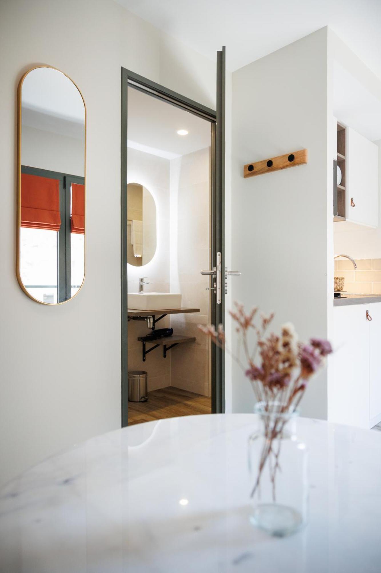 Appart'Hotel Le Corot - Acces Autonome - Saint-Junien Centre Екстер'єр фото